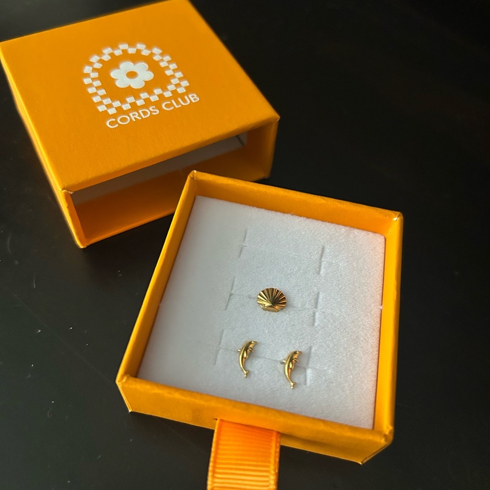 Cords Club Flat-Back Studs